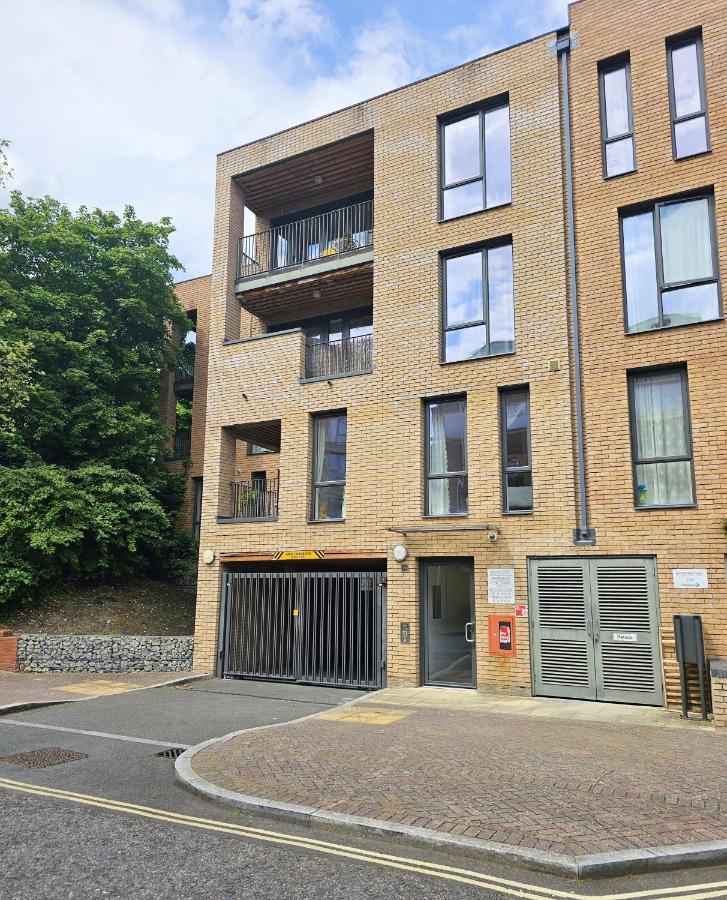 لندن Centrally Located Spacious Flat Near Canary Wharf المظهر الخارجي الصورة